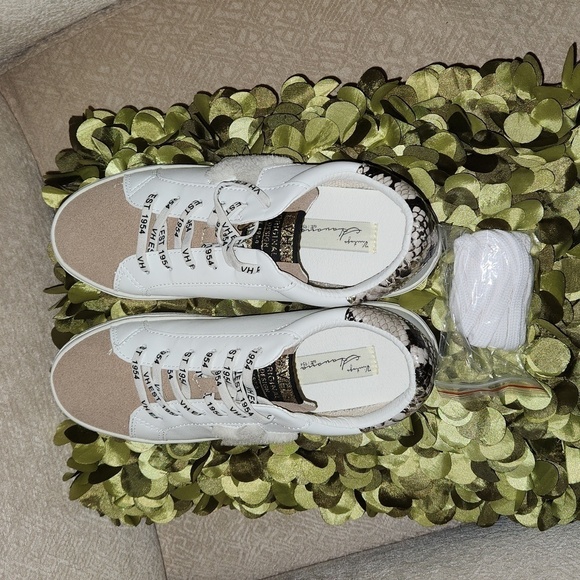 NWOB Vintage White Leather w/Tan Suede Toe and Cream Furry Star-Size 8.5 - Picture 6 of 7